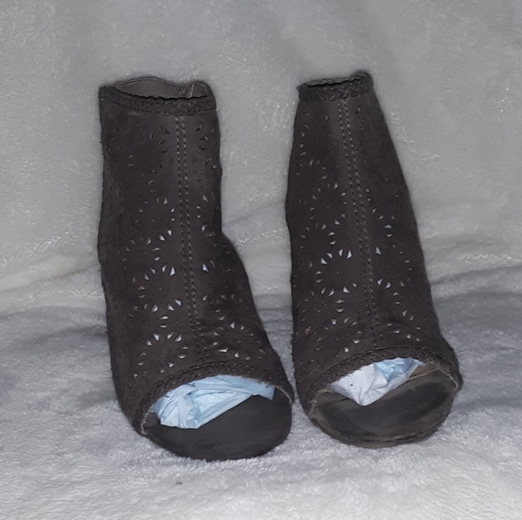 Beautiful Lauren Conrad heels - Picture 2 of 6